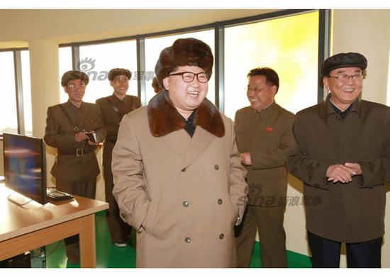 金正恩現(xiàn)場指導(dǎo)工作。