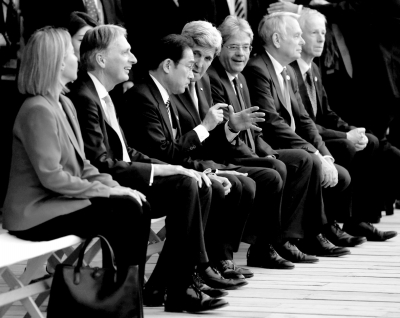 10日，七國外長觀看日本傳統(tǒng)歌舞表演期間，美國國務(wù)卿克里與日本外相岸田文雄在交頭接耳