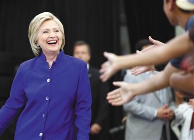 當(dāng)?shù)貢r(shí)間6日，美國(guó)加利福尼亞州長(zhǎng)灘市，心情大好的希拉里與支持者互動(dòng)。 圖/CFP