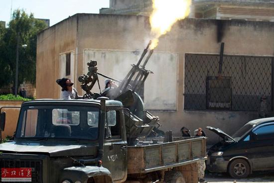 圖為反對(duì)派向政府軍的戰(zhàn)機(jī)開(kāi)火。