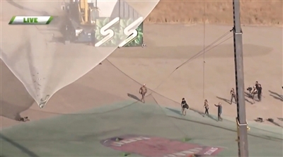 艾金斯成功落到一個(gè)1/3足球場(chǎng)大小的安全網(wǎng)上。