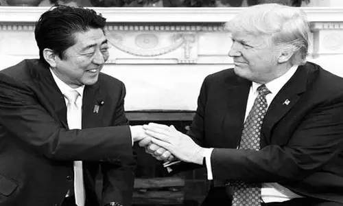 本來(lái)來(lái)訪者還應(yīng)包括墨西哥總統(tǒng)培尼亞·涅托的。但特朗普簽署行政令稱要在美國(guó)和墨西哥之間建墻，還要向墨西哥出口到美國(guó)的商品加征20%關(guān)稅的行為惹怒了墨西哥人。