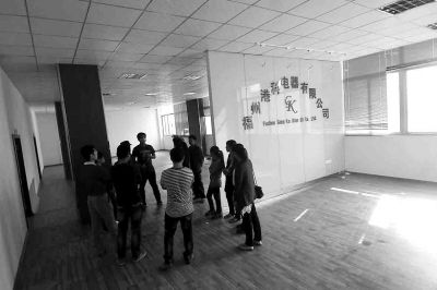 曾經(jīng)看似正規(guī)且豪華的公司，如今空空如也，只剩進(jìn)門(mén)處的公司名稱還赫然在目