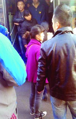 現場僵持不下，穿玫紅色衣服女子要車上乘客給她道歉