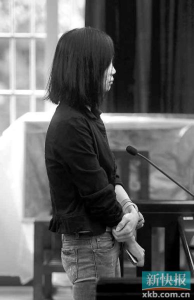 昨日，何敏在庭上抿著嘴不停抹眼淚。新快報(bào)記者孫毅/攝