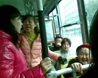 女孩沒給老太讓座被人批。