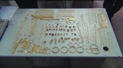 警方追回的被搶金首飾，有172件，2200多克。其余的都被嫌疑人變賣，用來購買手機的汽車。