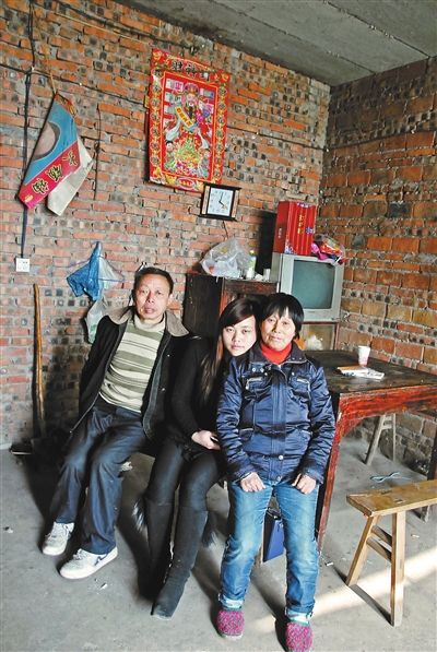 超生女謝先梅(中)、養(yǎng)父謝運(yùn)才（左）、謝運(yùn)才的嫂子唐富秀