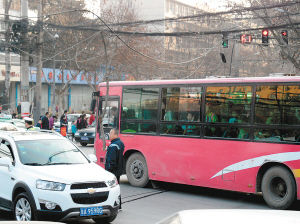 一個(gè)多小時(shí)，除了短暫的休息，郭師傅一直在車流中舉著木棍 圖片由市民孫先生提供