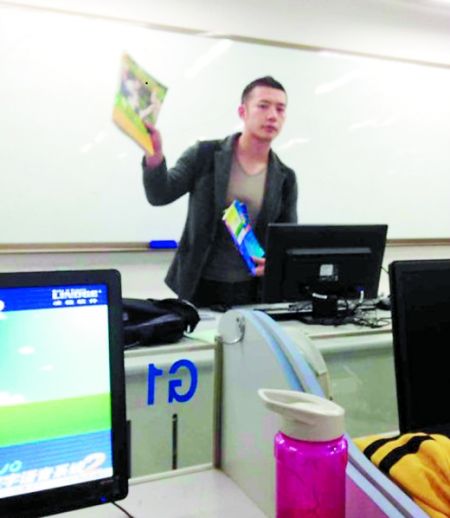 讓甘麟翰爆紅的，就是這張商學(xué)院大一學(xué)生在課堂上拍攝的照片。