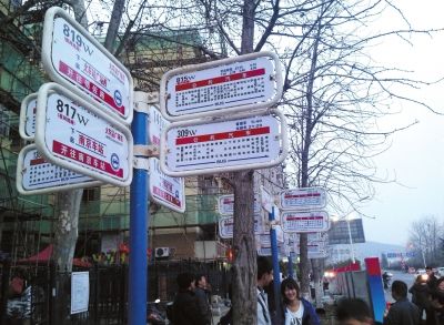 3月16日，江蘇省南京市，眾多乘客在“火車站廣場東”站臺(tái)候車。圖/東方IC