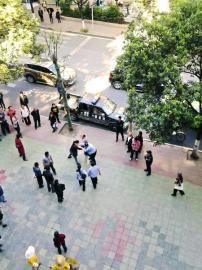 市民提供給賀偉的事發(fā)時(shí)雙方?jīng)_突照片。