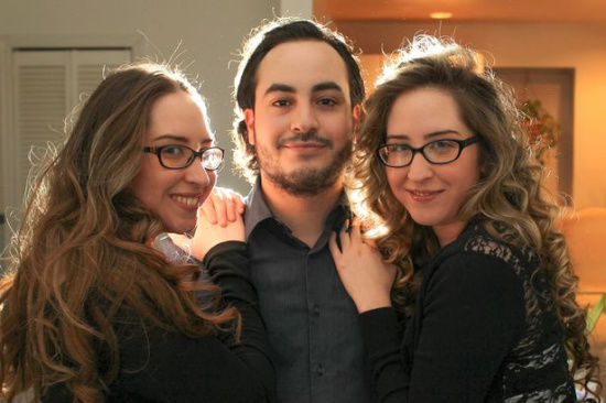 雙胞胎姐妹“共享”男友男子稱享齊人之福(圖) 雙胞胎姐妹“共享”男友男子稱享齊人之福(圖)