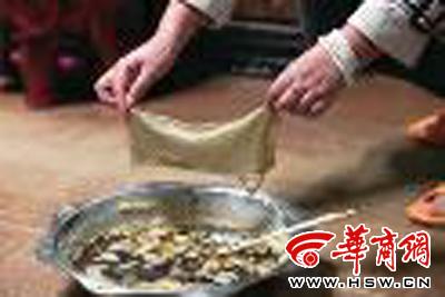 　　昨日，店方讓顧客觀看該火鍋制作時(shí)的監(jiān)控錄像本組圖片由本報(bào)記者黃利健攝