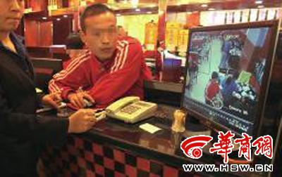 昨日，李女士展示從火鍋店抱回的火鍋，內(nèi)有濕巾