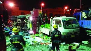 渣土車(chē)側(cè)翻在地，現(xiàn)場(chǎng)一片狼藉