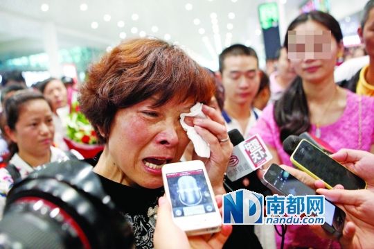 昨日，被拐25年的翁女士(粉紅色衣服者)與生母在深圳機(jī)場見面。