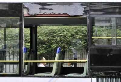 75路公交車車窗玻璃被砸碎。