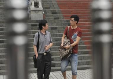 駱嘉文的父親一直陪同。