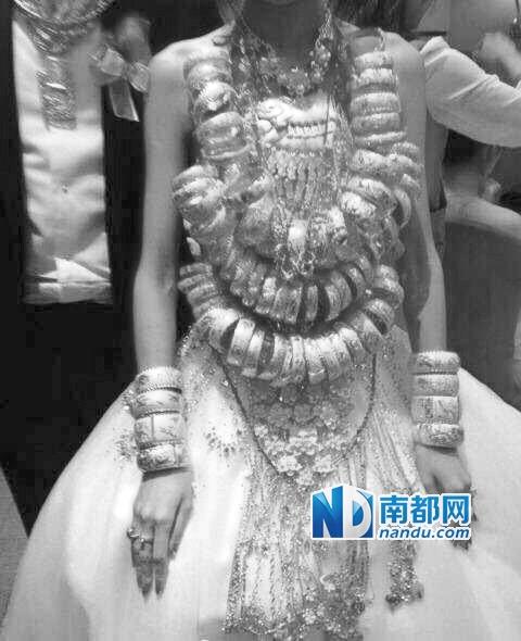 廣東中山又現(xiàn)豪華婚禮 新娘身上掛70個(gè)金手鐲