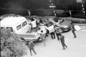 沖突現(xiàn)場，協(xié)管員揮拳打向女商販 視頻截圖