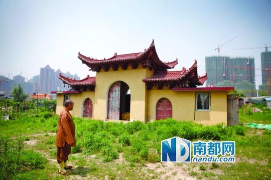 十里古寺2008年被拆,現(xiàn)在只剩下一個廟門。南都記者 陳志剛 攝