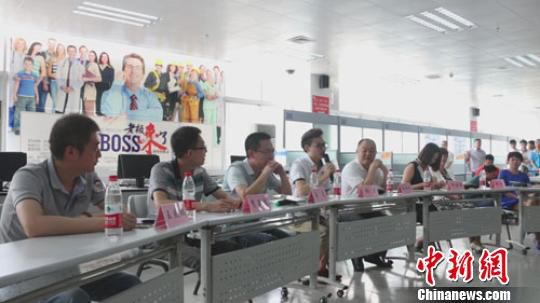 　招聘會(huì)現(xiàn)場，用人單位老板一字排開，與求職者面對(duì)面交流　李超慶　攝