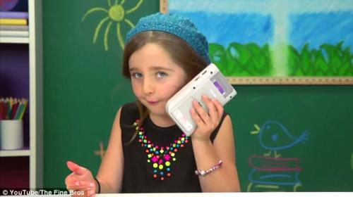 兒童試玩90年代游戲機(jī)面對(duì)“古董”困惑抓狂(圖) 兒童試玩90年代游戲機(jī)面對(duì)“古董”困惑抓狂(圖)