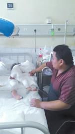 伏登順與女兒在一起。