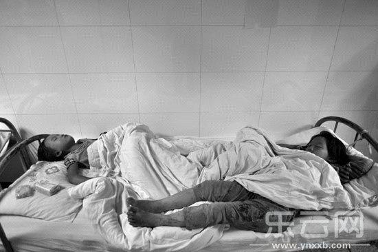 云南魯?shù)榉蚱抻娩z頭刨出4個孩子 3人骨折1人昏迷 云南魯?shù)榉蚱抻娩z頭刨出4個孩子 3人骨折1人昏迷