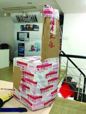 男子網(wǎng)購電風(fēng)扇 包裝盒現(xiàn)“亡母亡父靈位”