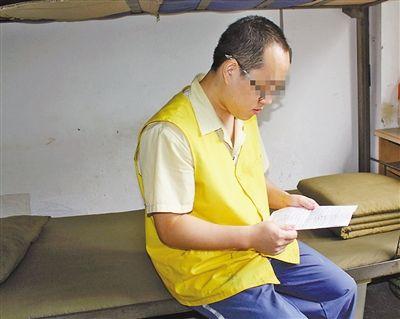 昨天，張文兵在看家書。 記者 鐘耕軍 攝