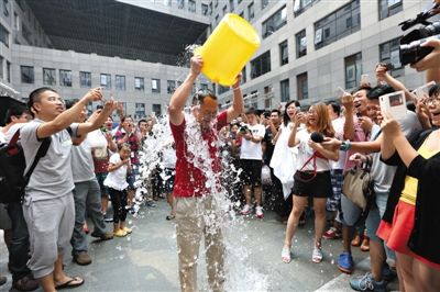 昨日，奇虎360董事長周鴻祎公開展現參加“冰桶”挑戰(zhàn)的“濕身”過程。新京報記者 侯少卿 攝