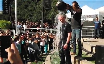 蘋果CEO蒂姆·庫克在自己公司的內部活動上，讓自己來了個透心涼。邀請庫克參加游戲的是他的下屬、蘋果高級副總裁菲爾·席勒。