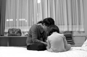 8月19日晚，河北石家莊市，多多的媽媽在酒店里安撫著孩子，3歲的多多一直在吵著要回家，看到陌生人就哭。圖/記者陳正