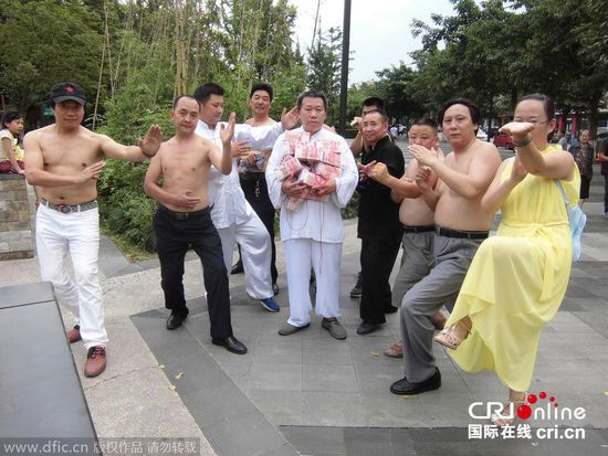 成都氣功大師攜10名弟子懸賞百萬尋武林高手(高清組圖) 成都氣功大師攜10名弟子懸賞百萬尋武林高手(高清組圖)