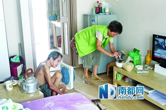 居民徐阿姨去看望何譚送老人，并送去熱湯