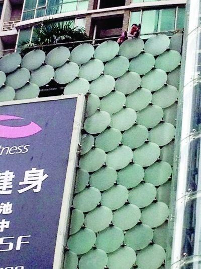 環(huán)亞廣場(chǎng)5樓露臺(tái)上，有一男子揚(yáng)言跳樓。