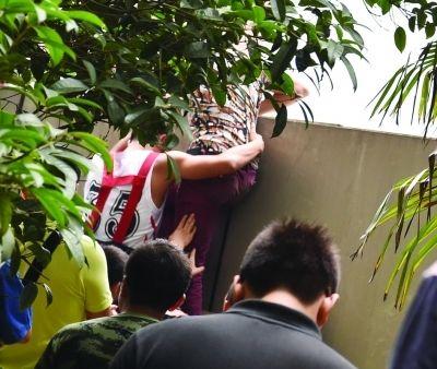 2小時(shí)后，該包工頭終于被抱下來(lái)了。