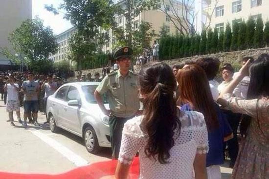 青島黃海學(xué)院，數(shù)千學(xué)生在校內(nèi)游行抗議