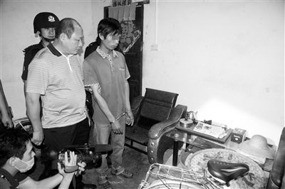 今年8月，我國內(nèi)地發(fā)生多起單身女性乘坐“黑車”后慘遭車主殺害的案件，被網(wǎng)友稱為“黑色8月”。