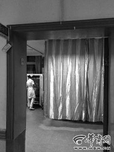 昨晚9時許，急診室簾后，6歲的小女孩靜靜地躺著 記者 卿榮波 攝