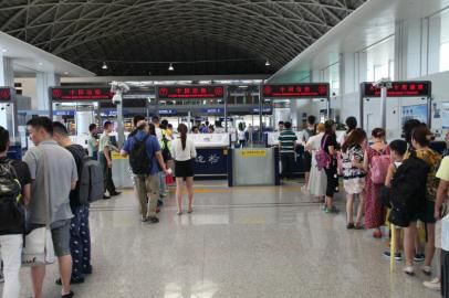 成都市民排隊準備出境。