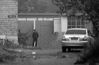 回訪今天上午，小李被困的院子大門緊閉，有人在門口望風(fēng)