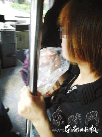 擁擠的公交車內(nèi)，這位姑娘正在嚼螃蟹網(wǎng)友供圖