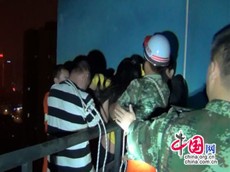 感情不順醉酒女子提刀站27樓 消防員摸黑營(yíng)救(圖)