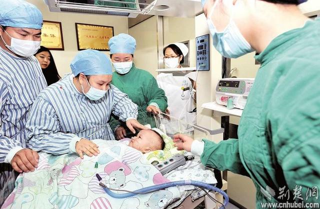 圖為：成功進(jìn)行心臟移植手術(shù)后，小患者平安度過術(shù)后危險(xiǎn)期，14日轉(zhuǎn)入普通隔離病房 （攝影 魏錸）