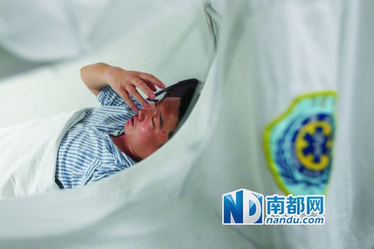 19日，北大深圳醫(yī)院，透過被撕破的工作服，急診科醫(yī)護(hù)人員申洪濤身體多處被醉酒男子抓傷。