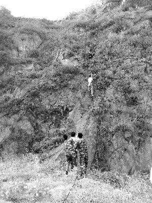 經(jīng)過三個(gè)半小時(shí)的緊張救援，半山腰的男子被成功救下 消防供圖