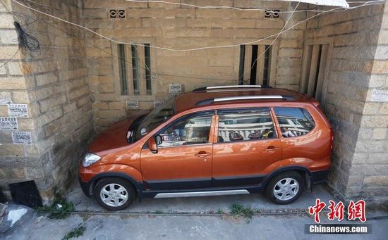 福建晉江現(xiàn)“停車之神”現(xiàn)場(chǎng)示范引驚嘆(圖) 福建晉江現(xiàn)“停車之神”現(xiàn)場(chǎng)示范引驚嘆(圖)